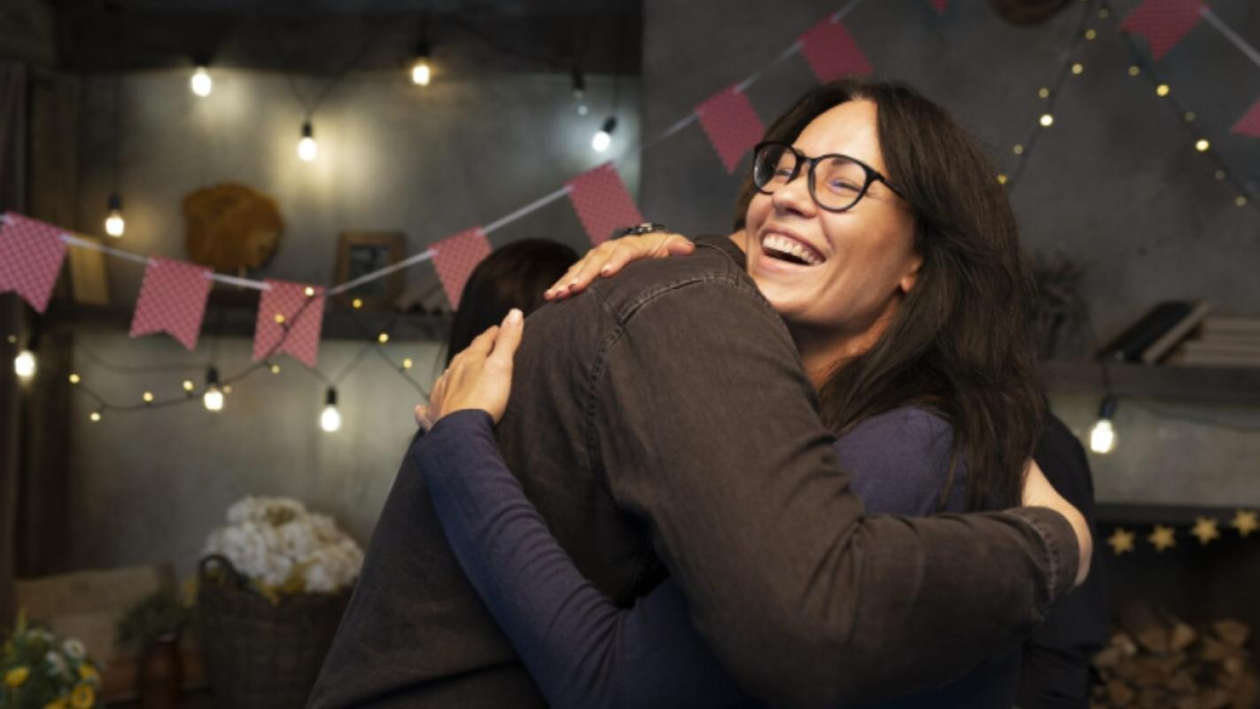 ¿Hasta cuándo es correcto dar el abrazo de Año Nuevo? | T13
